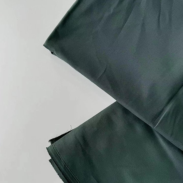 China Factory's Hot Sale 100% Cotton Twill Fabrics Woven Dress Garment Fabric Sustainable Organic Blackout Feature Boys Girls