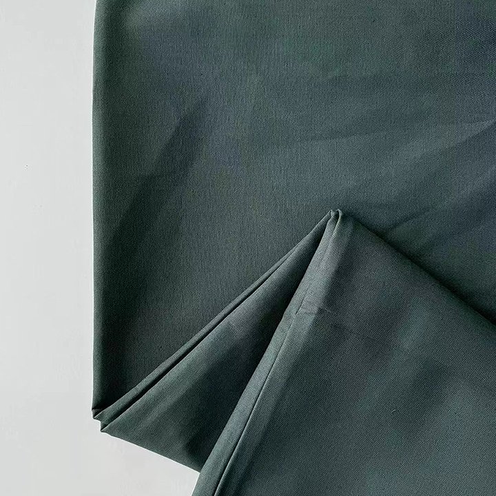 China Factory's Hot Sale 100% Cotton Twill Fabrics Woven Dress Garment Fabric Sustainable Organic Blackout Feature Boys Girls