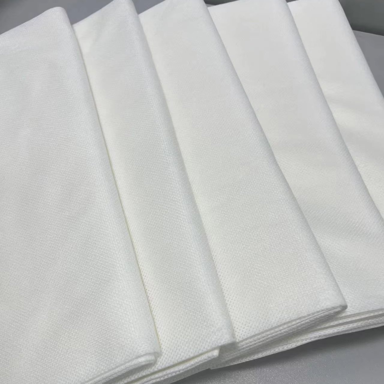 Factory Price Spunlace Nonwoven Wiper Polyester Spunlace Nonwoven Soft Wet Wipes Spunlace Nonwoven Fabric Roll