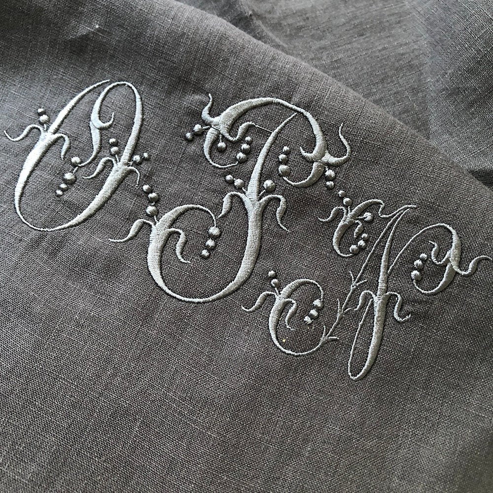 Wholesale French WAVE Embroidered edge Linen Napkins customized LOGO White dining table placemat Wholesale