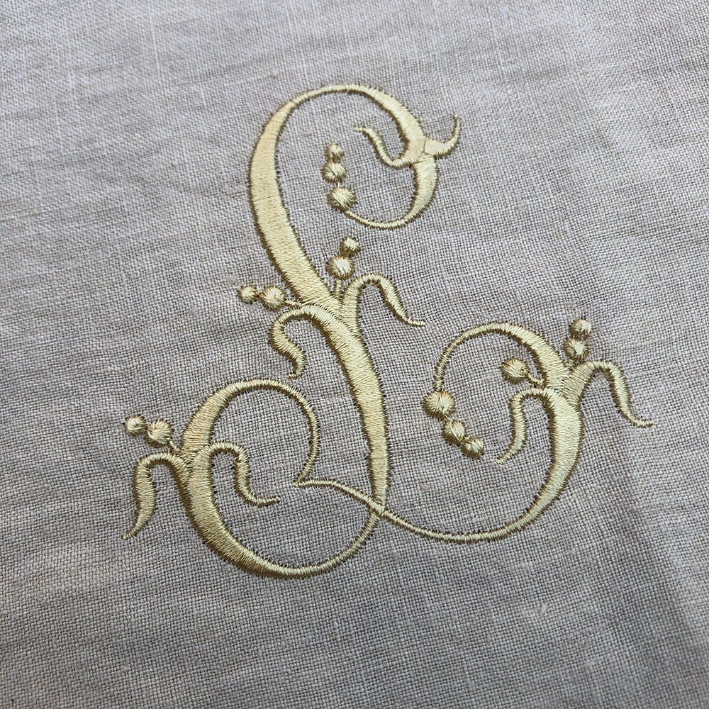 Wholesale French WAVE Embroidered edge Linen Napkins customized LOGO White dining table placemat Wholesale