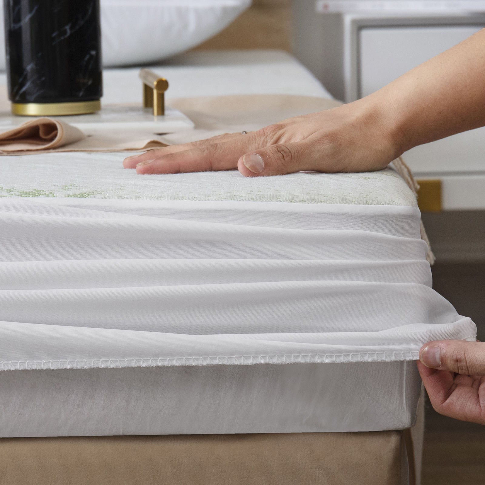 China Professional Manufacture Stretch-to-Fit Fabric Mattress Cover Protector Waterproof Mattress Cover For Sound Sleep