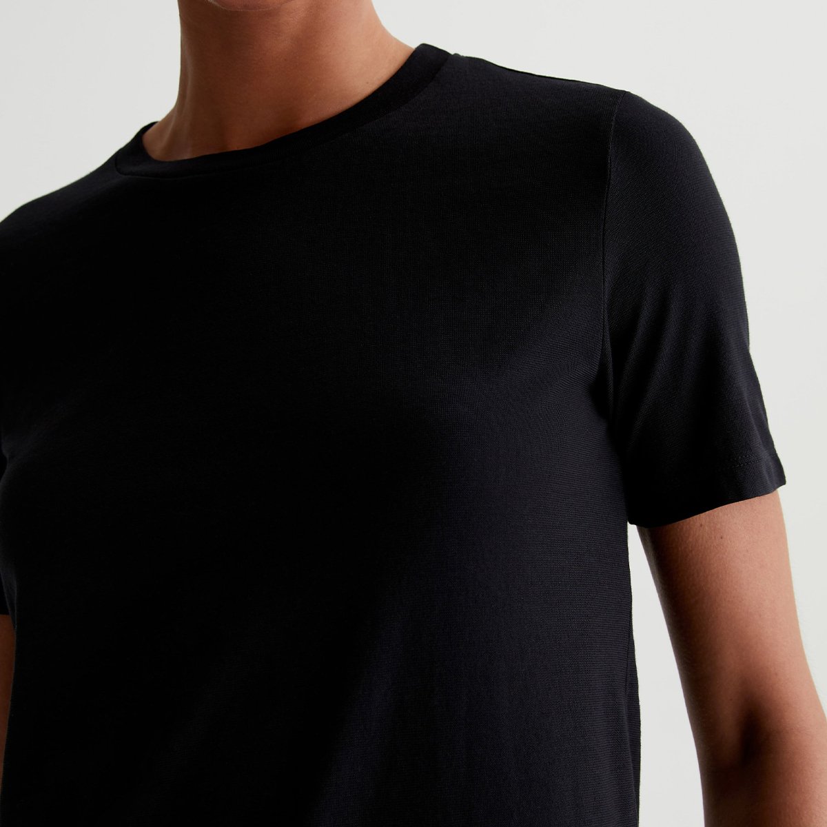 OEM/ODM Custom Deep Black Women's Classic Crew Neck Tee - 1X1 Rib Neckband, Premium Knit, 100% Cotton, S&Z-Twist Yarns
