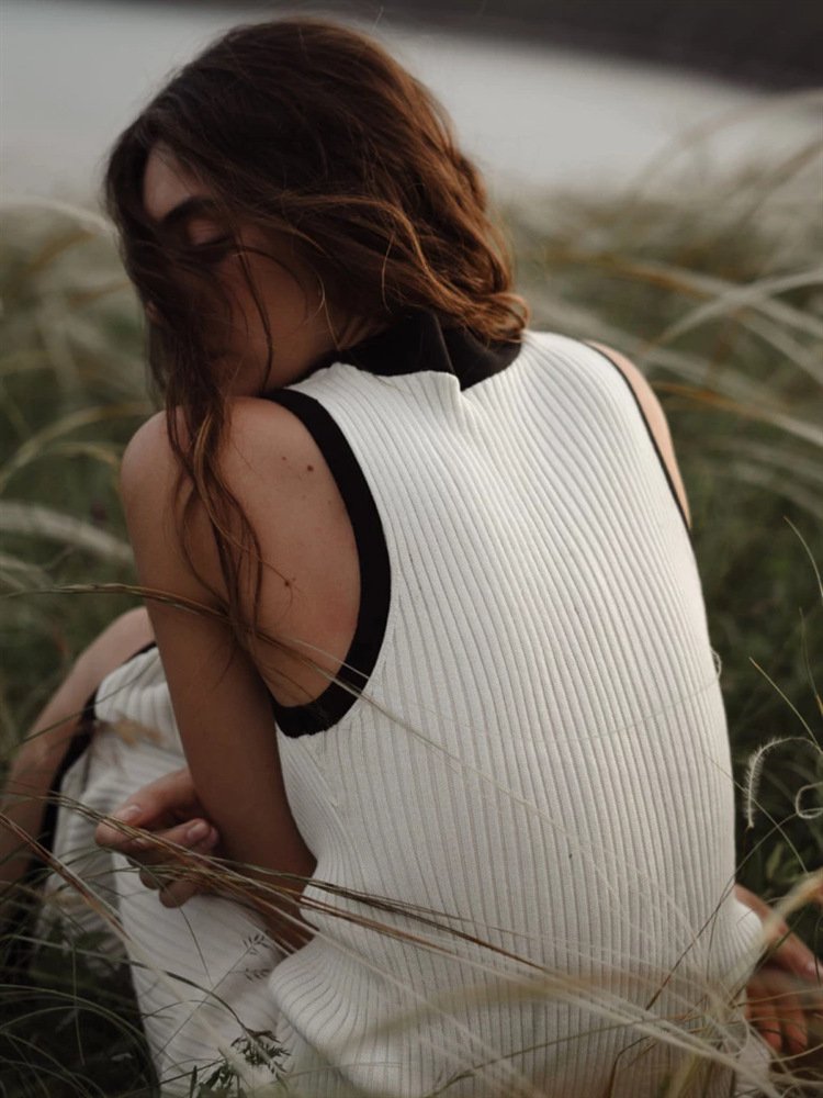 2024 autumn Elegant Contrasting Ribbed Sleeveless single breasted maxi sweater dress for women