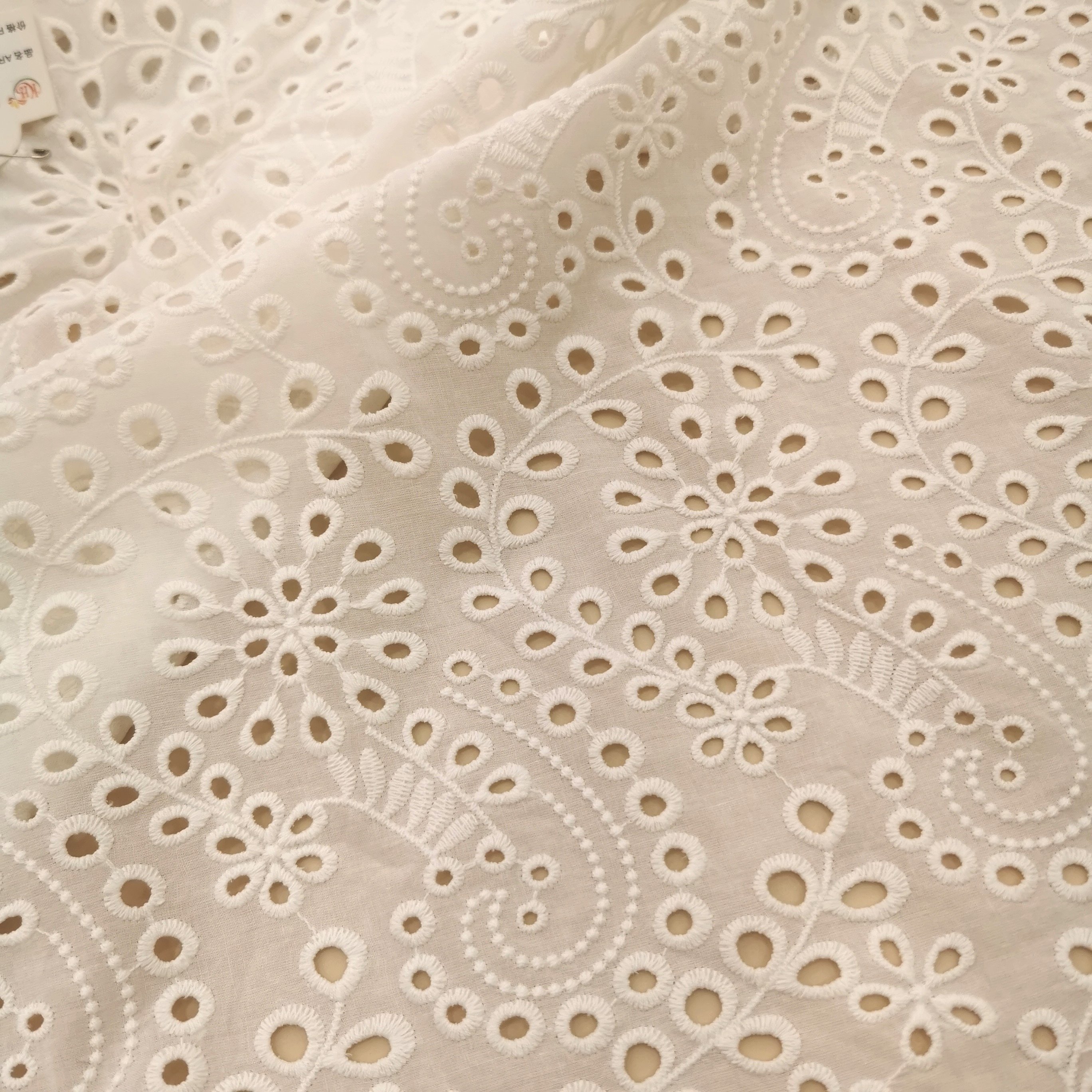 New fashionable skin-friendly soft European bridal dress fabric Dubai white guipure lace embroidery lace fabric wedding lace