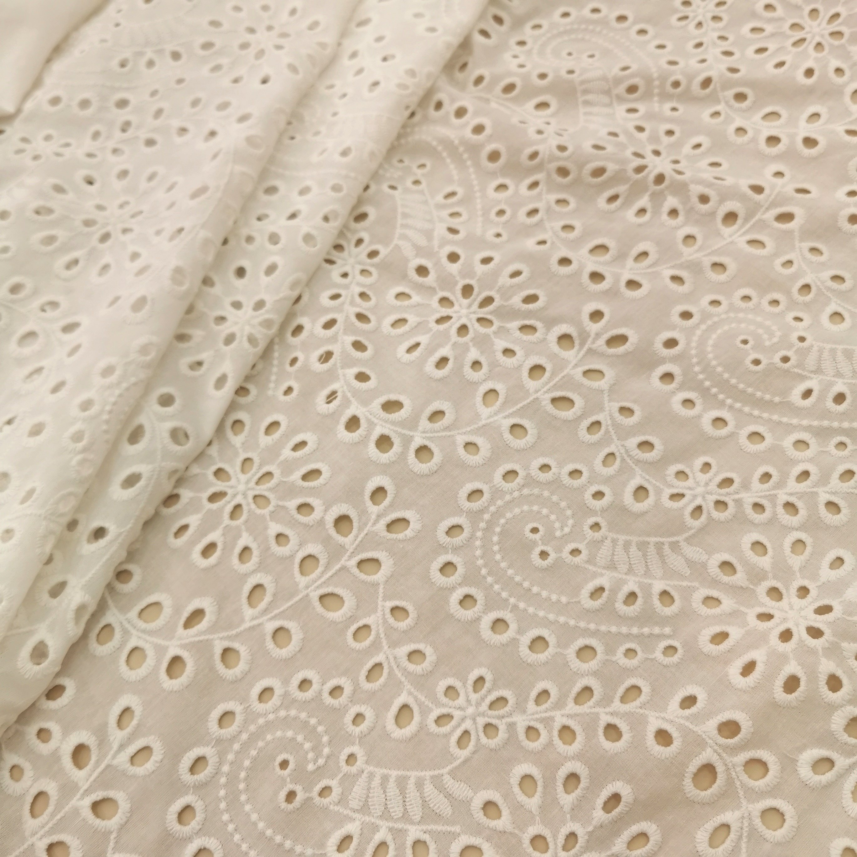 New fashionable skin-friendly soft European bridal dress fabric Dubai white guipure lace embroidery lace fabric wedding lace
