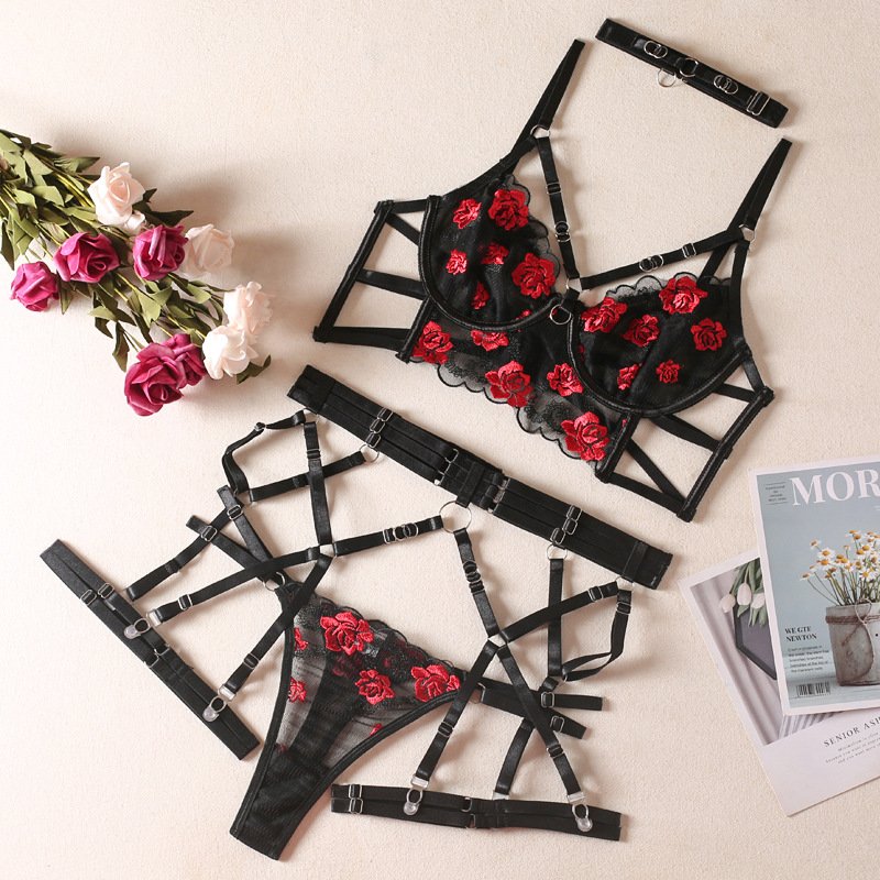 Red Erotic Underwear With Heart Pattern Decoration Robe Luxury Embroidery 3-Piece Set Woman Lace Sexy Lingerie