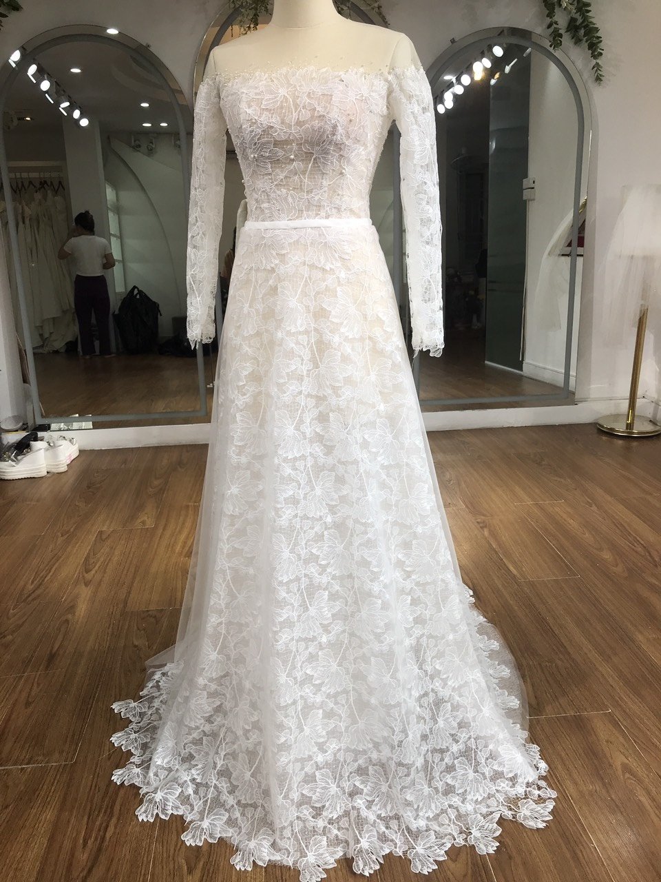 Factory Wholesale Luxury Lace One-shoulder Mid-long Sleeve Bridal Train Wedding Dress TNBPno70