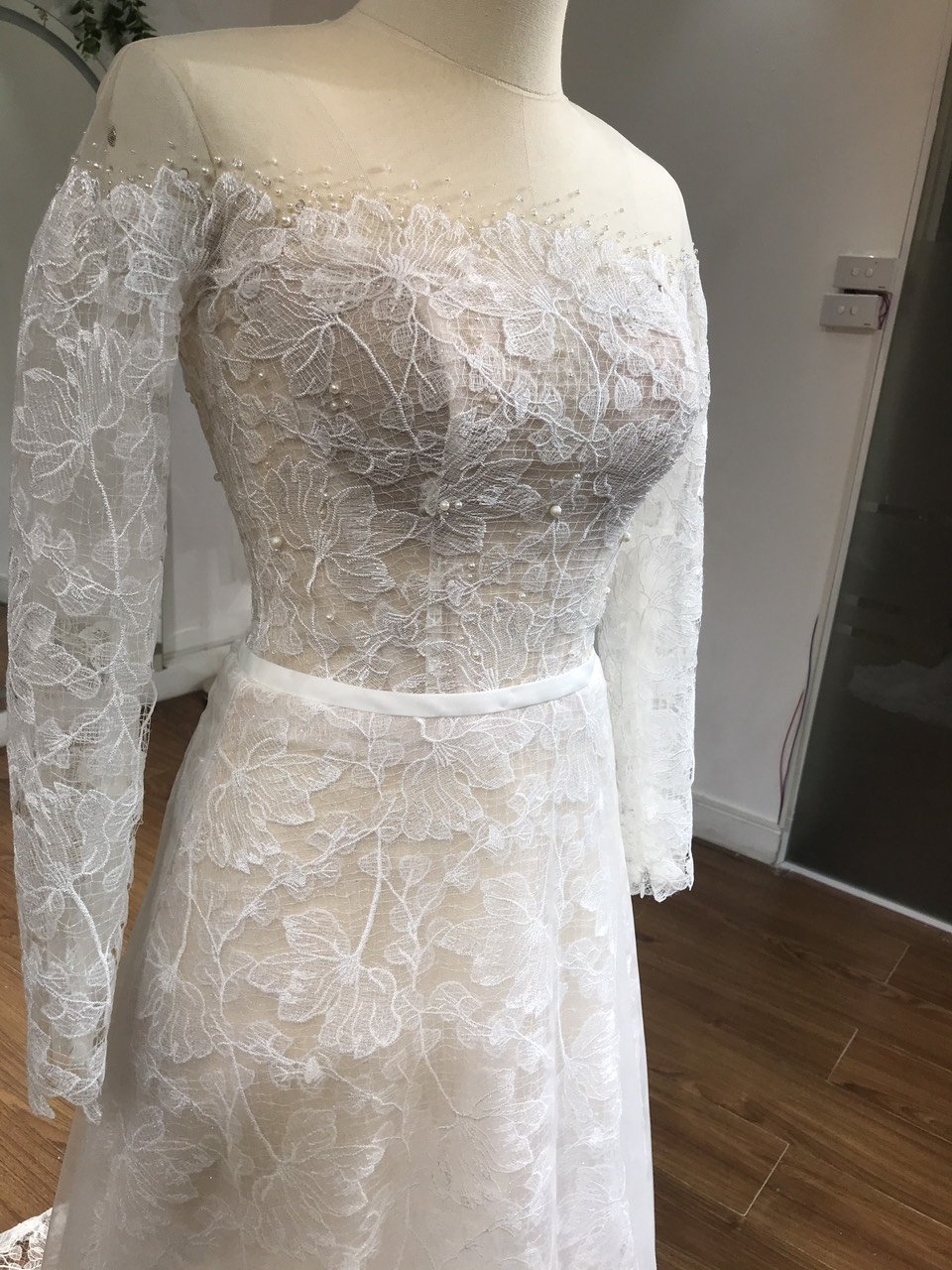 Factory Wholesale Luxury Lace One-shoulder Mid-long Sleeve Bridal Train Wedding Dress TNBPno70