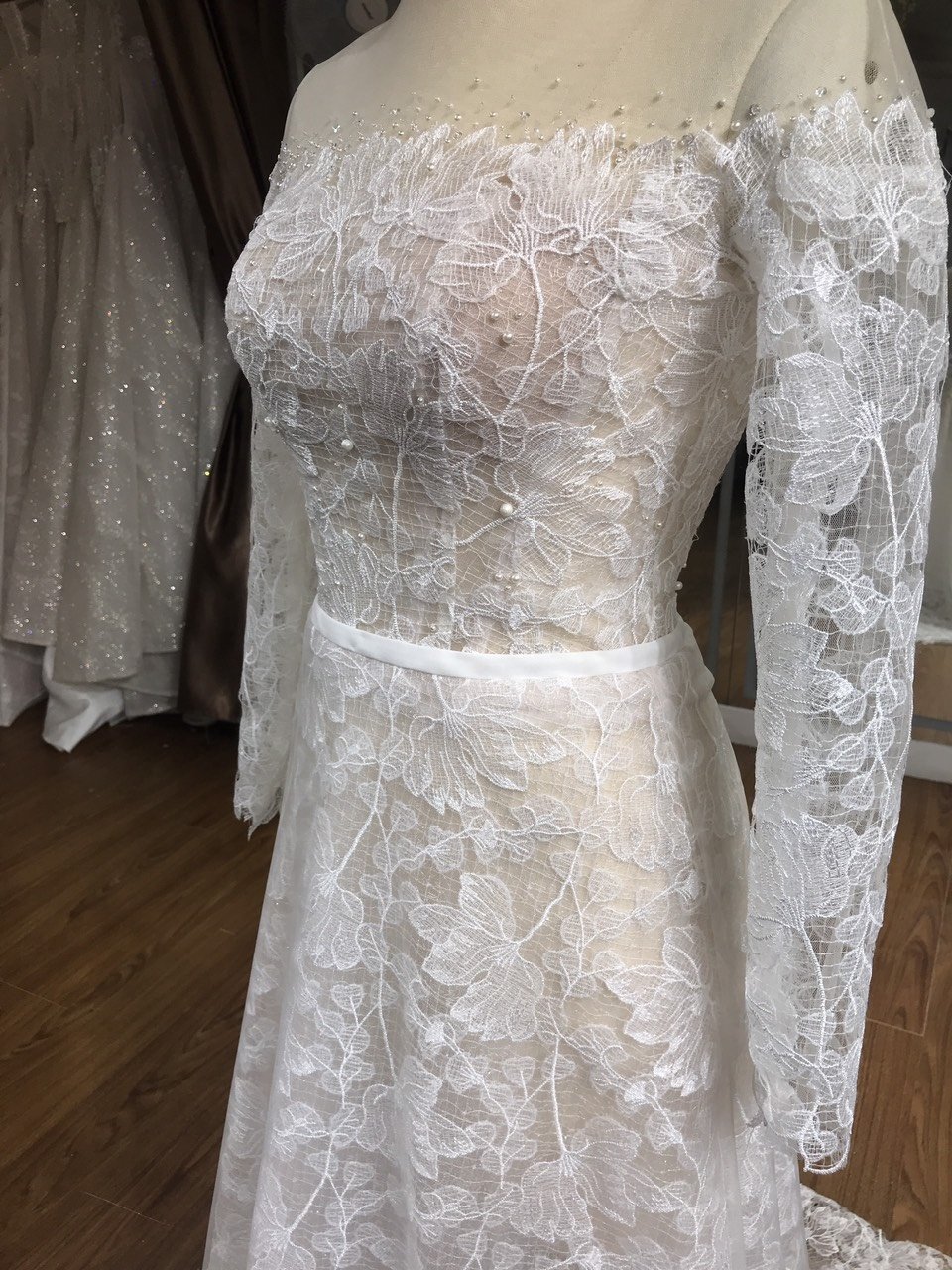 Factory Wholesale Luxury Lace One-shoulder Mid-long Sleeve Bridal Train Wedding Dress TNBPno70