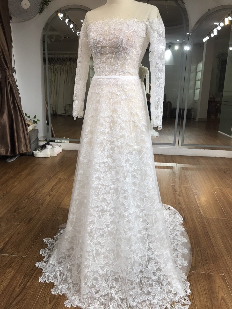 Factory Wholesale Luxury Lace One-shoulder Mid-long Sleeve Bridal Train Wedding Dress TNBPno70