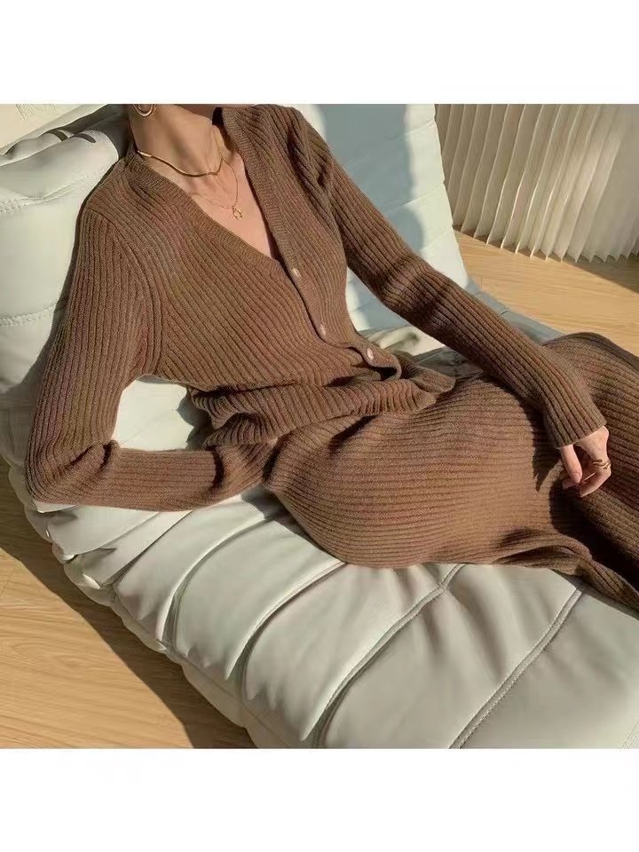 High Quality Fashionable Autumn Bling Knitted Multicolor 2 piece fashion and simple V-neck wool women sweater set