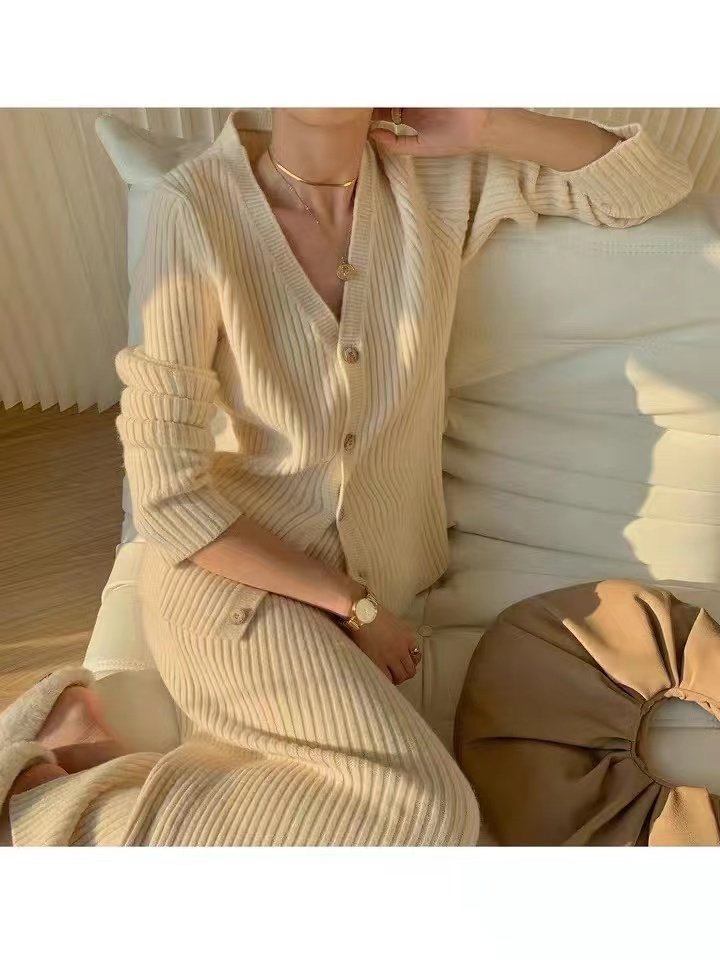 High Quality Fashionable Autumn Bling Knitted Multicolor 2 piece fashion and simple V-neck wool women sweater set