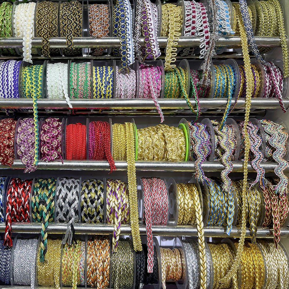 Factory Supply Luxury Cotton Water Soluble Guipure Polyester Retro Embroidery Lace Trim Flash Gold Lace Ribbon for Garments