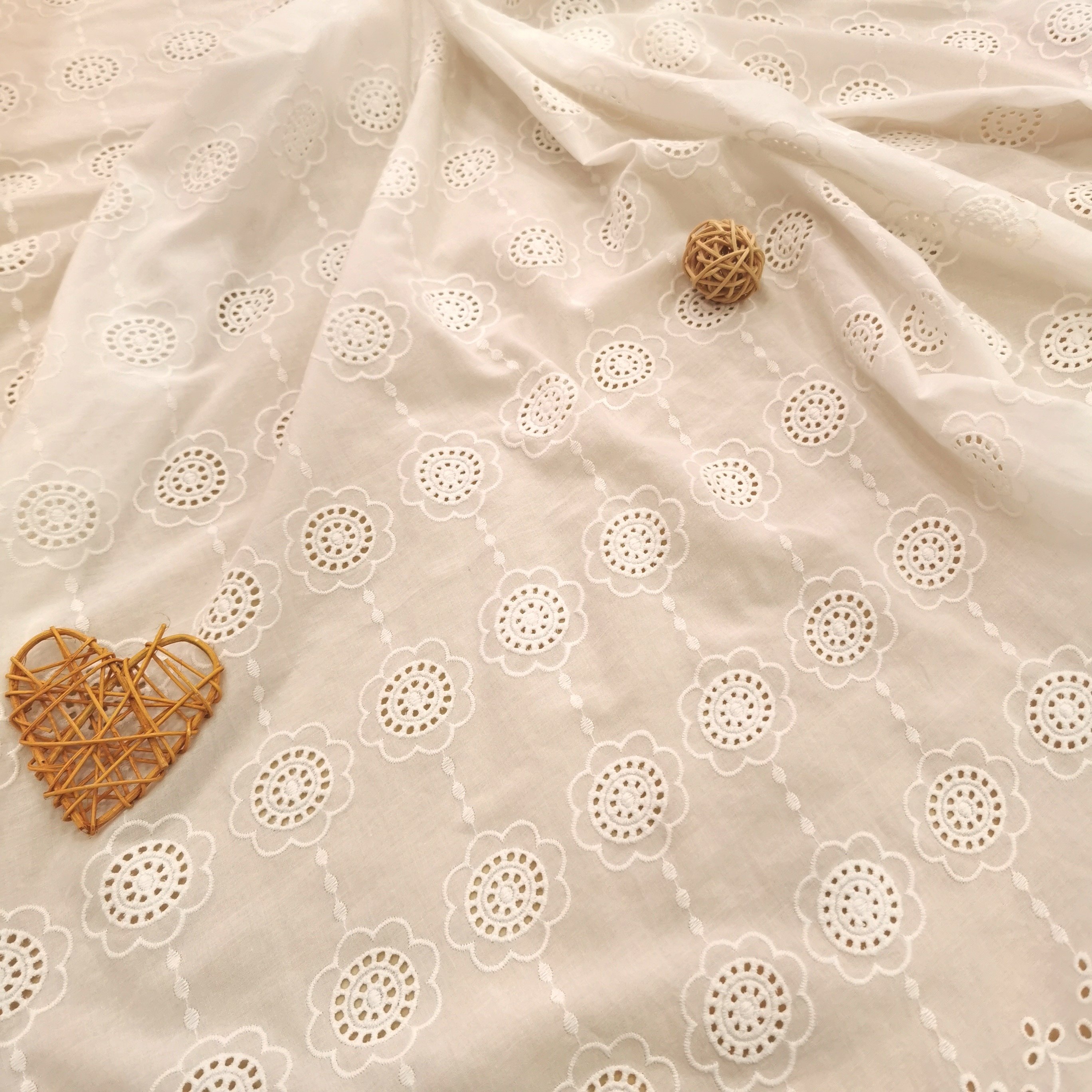 New fashionable skin-friendly soft European bridal dress fabric Dubai white guipure lace embroidery lace fabric wedding lace