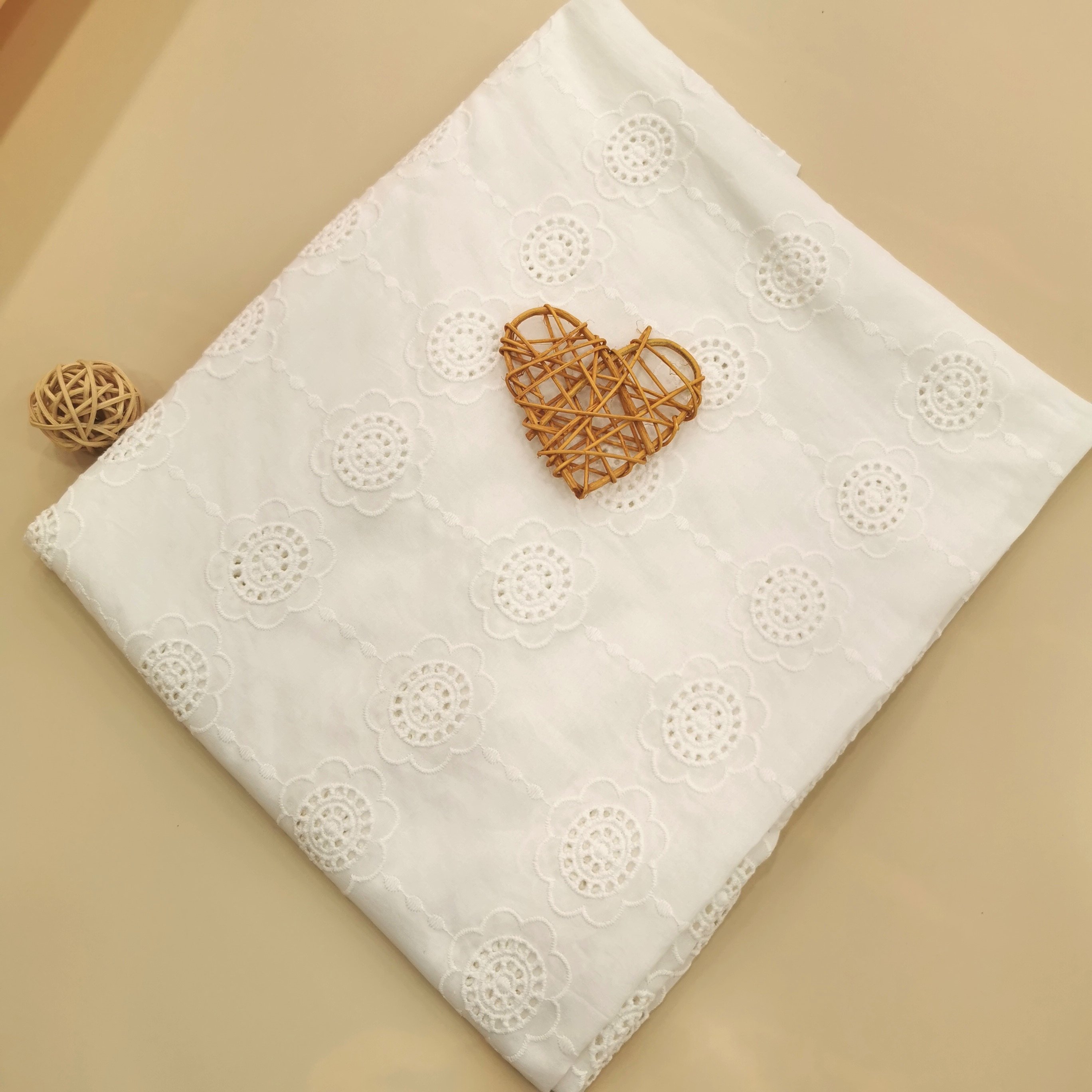 New fashionable skin-friendly soft European bridal dress fabric Dubai white guipure lace embroidery lace fabric wedding lace