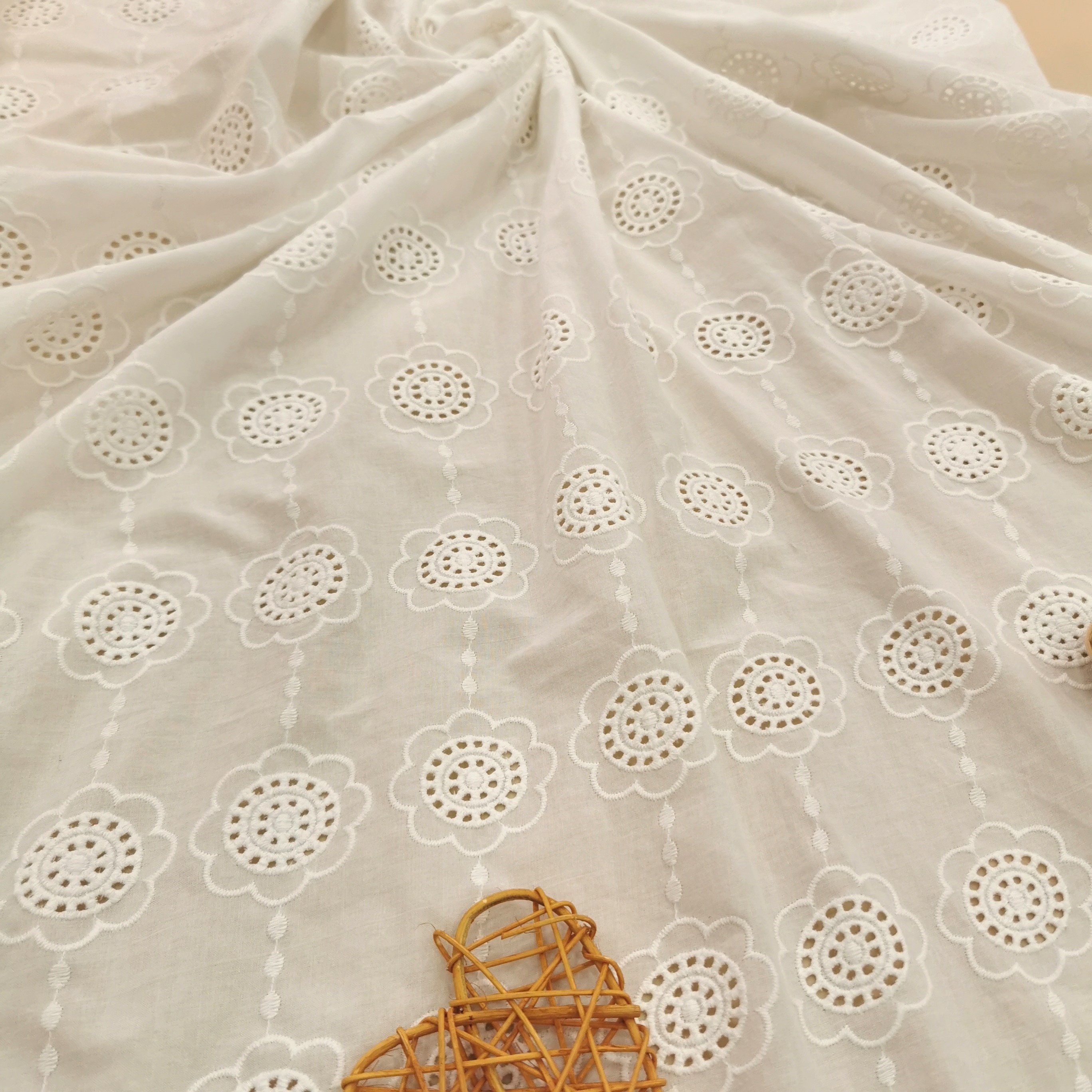 New fashionable skin-friendly soft European bridal dress fabric Dubai white guipure lace embroidery lace fabric wedding lace