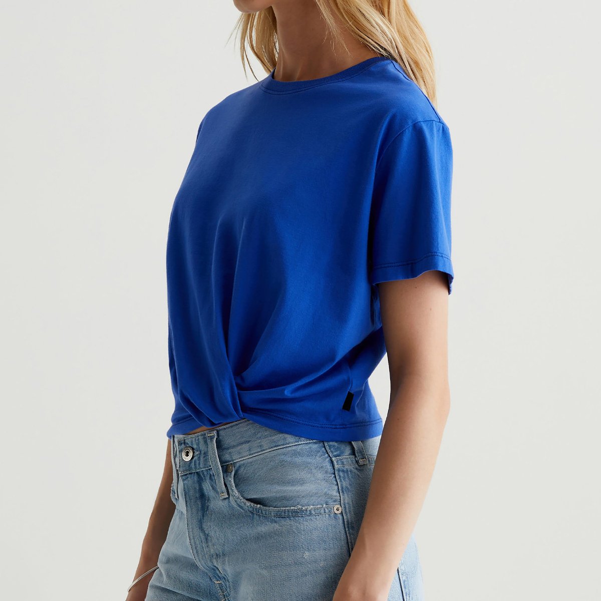 OEM/ODM Custom Bold Blue Women's Cropped Boyfriend T-Shirt - Soft Cotton Blend, Boxy Shoulders, Tucked Hem