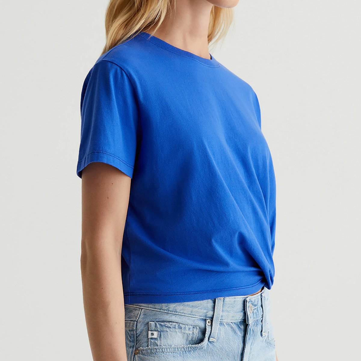 OEM/ODM Custom Bold Blue Women's Cropped Boyfriend T-Shirt - Soft Cotton Blend, Boxy Shoulders, Tucked Hem