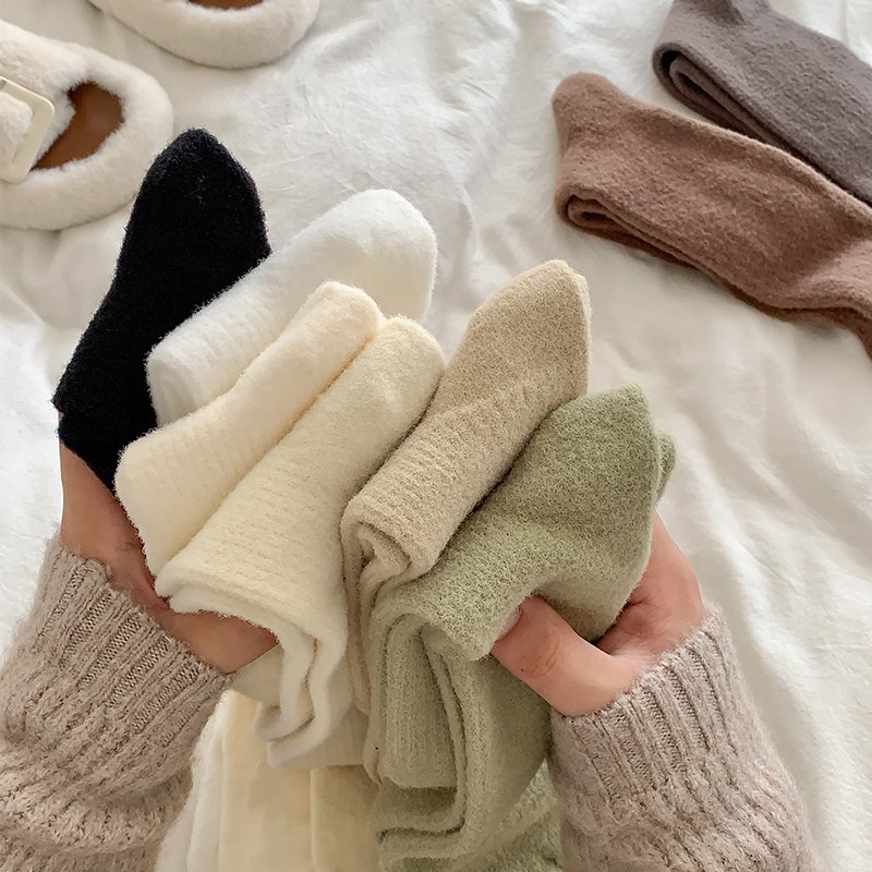 Women's Wool Socks for Autumn Winter Crew Length Sweat-Absorbent Ribbed Texture with Loose Cuff Knitted Techniques