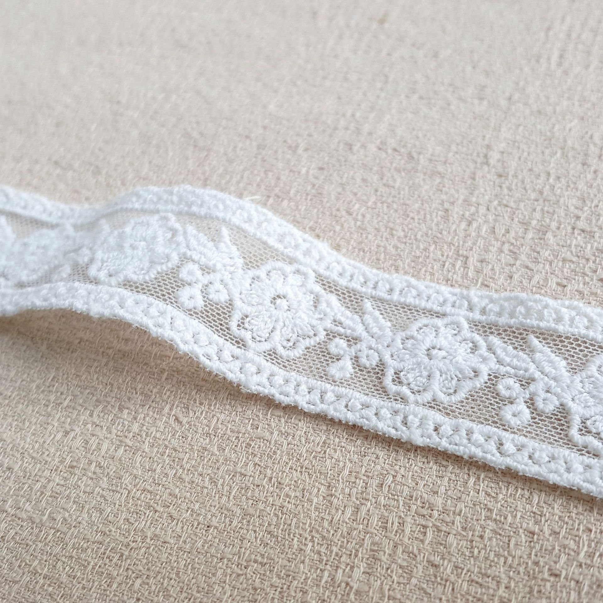 Wholesale Cheap Embroidered Lace Fabric White Cotton 3d Flower Lace Trim On Mesh