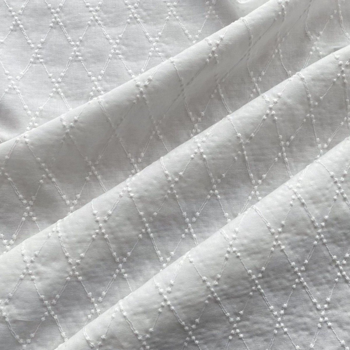 Hot sale cloth white embroidered swiss voile eyelet 100% cotton HOLLOW OUT embroidery fabric for zara dress