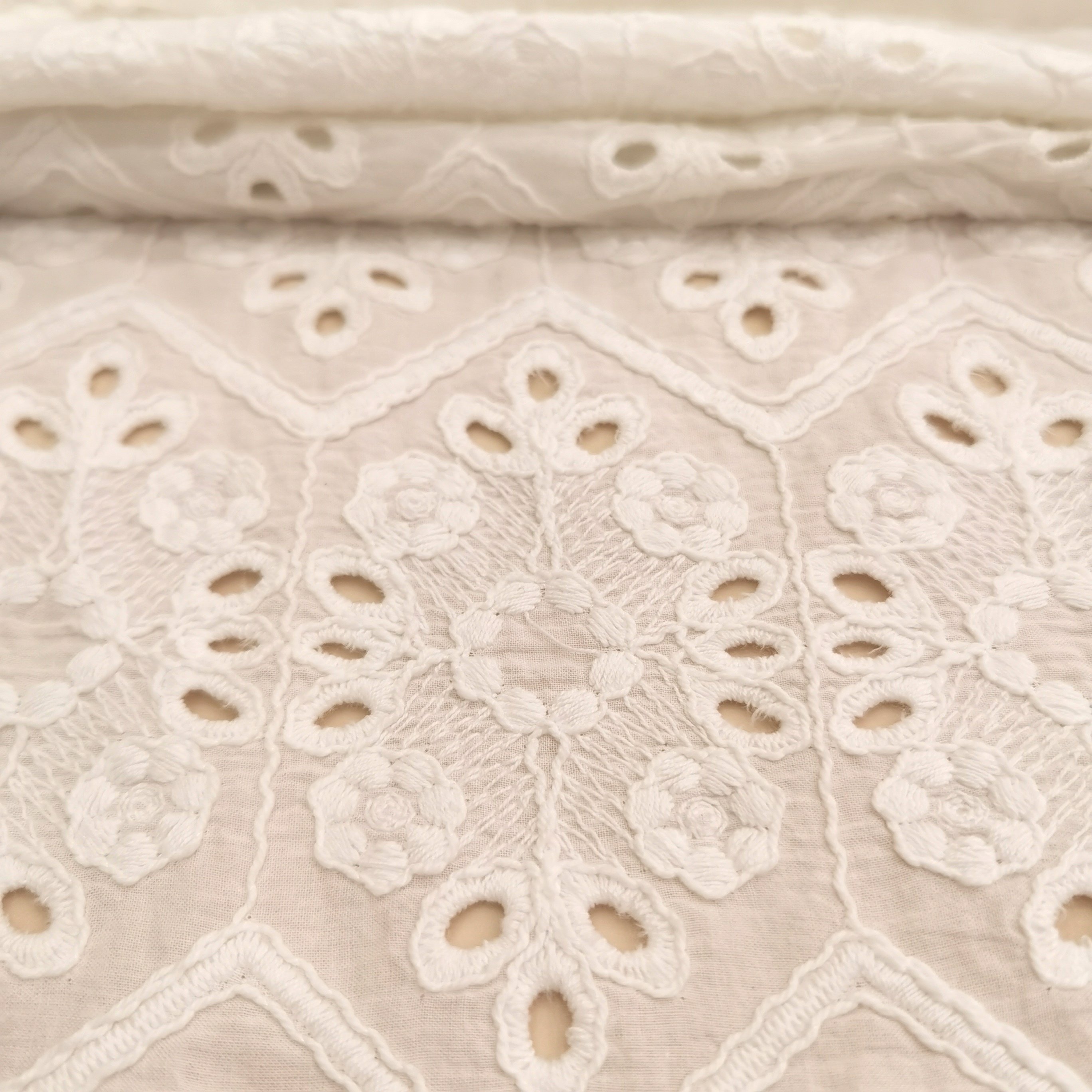 Wholesale of high-quality car bone lace fabricsheer cotton embroidery fabricweddingdresses Beige White embroidery fabric skirts