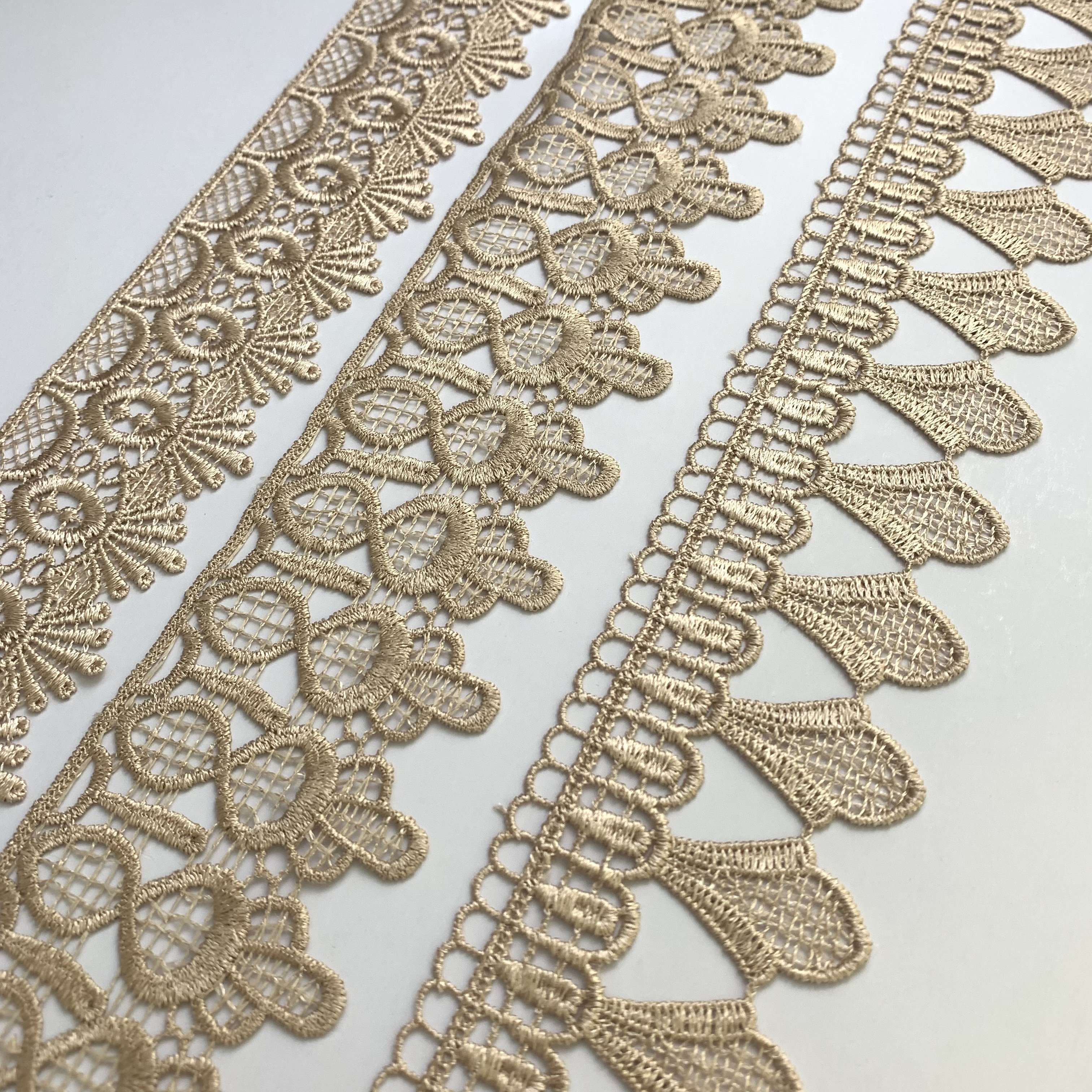 2023 Wholesale Guipure Renda Lace Beautiful Wedding Embroidered Water Soluble Golden Lace Fabric Trim For Dress