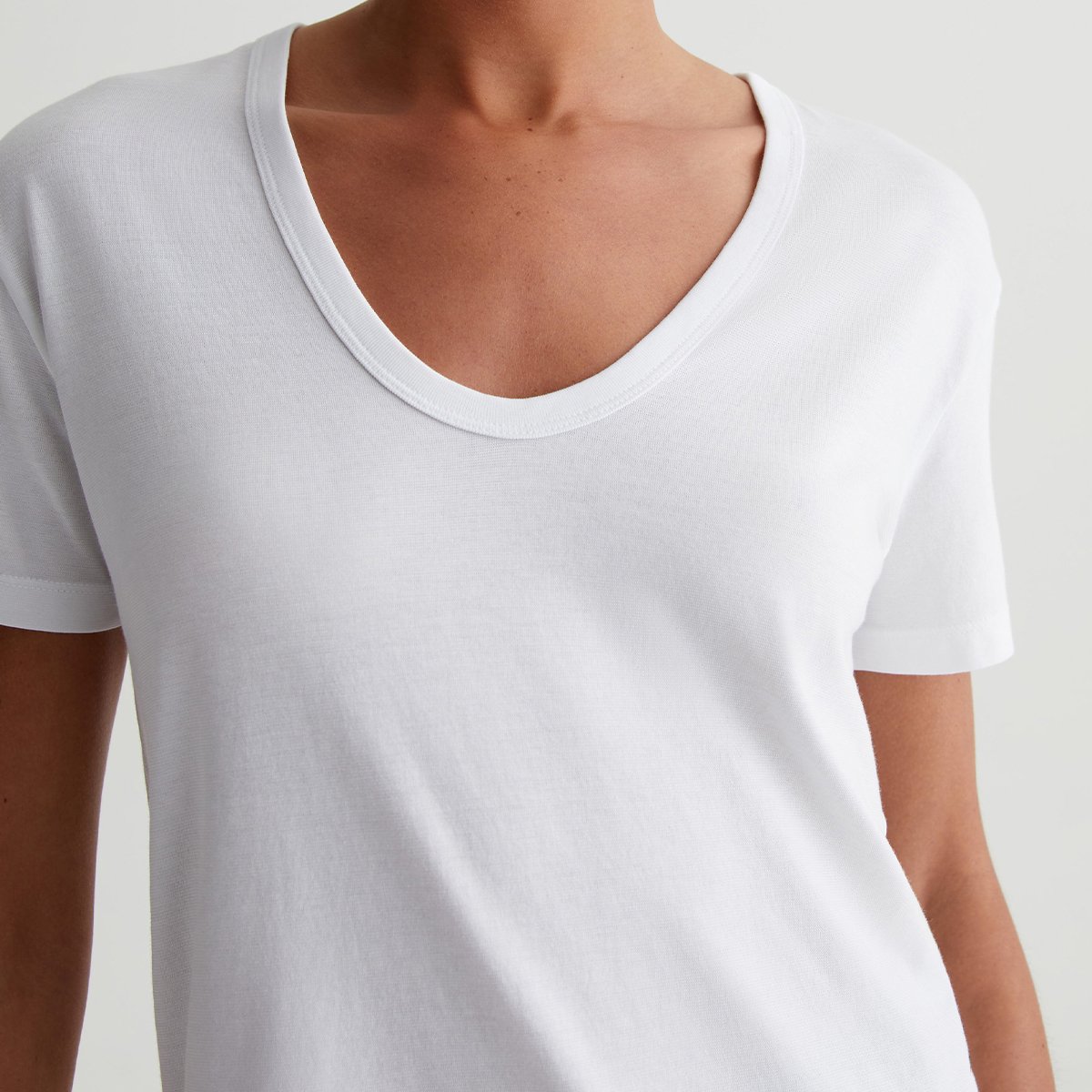 OEM/ODM Custom White Women's U-Neck Relaxed Fit Tee - Premium Knit, 100% Cotton, S&Z-Twist Yarns, Durable Comfort
