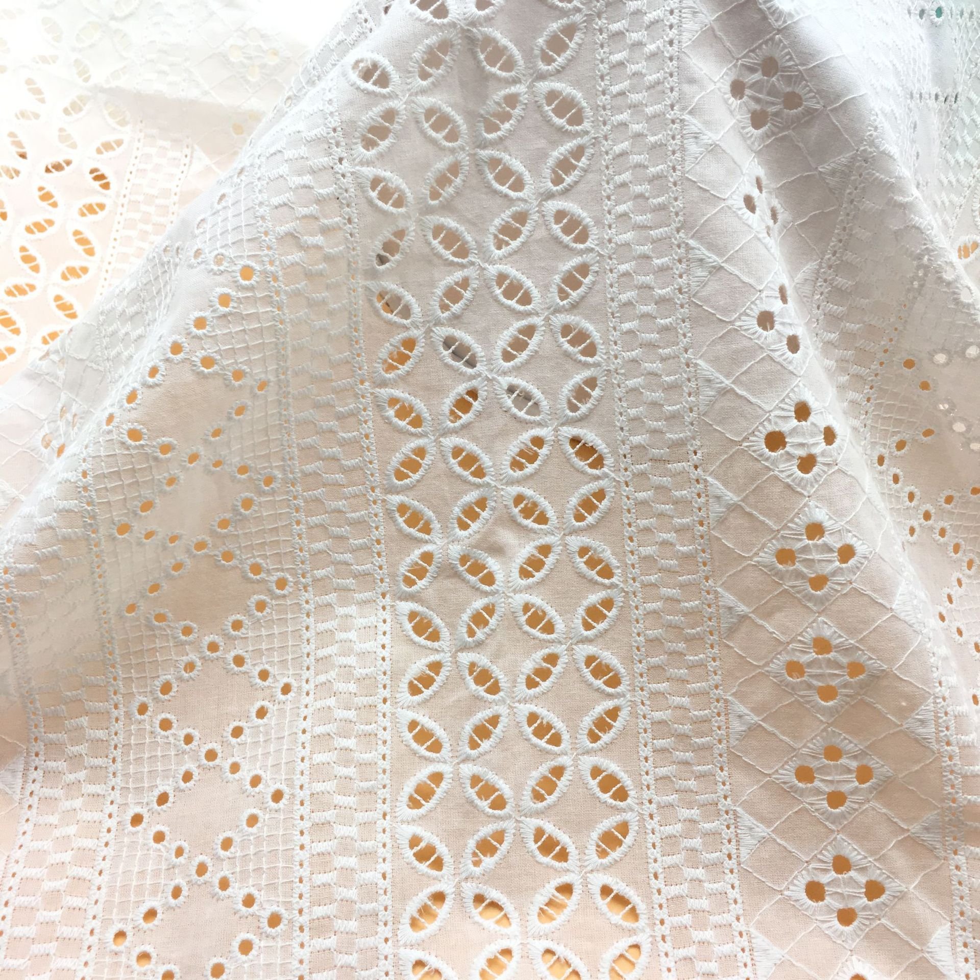 Shaoxing Yunda Mini Jacquard Eyelet Floral Fabric White Eyelet Cotton Embroidery Fabric For Lady Dress