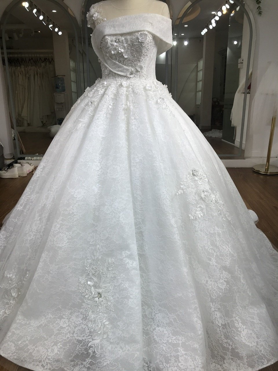 OEM Manufacture Beautiful lace fabric with lace open Ball Gown Flora wedding dress train for bride TNBPno71