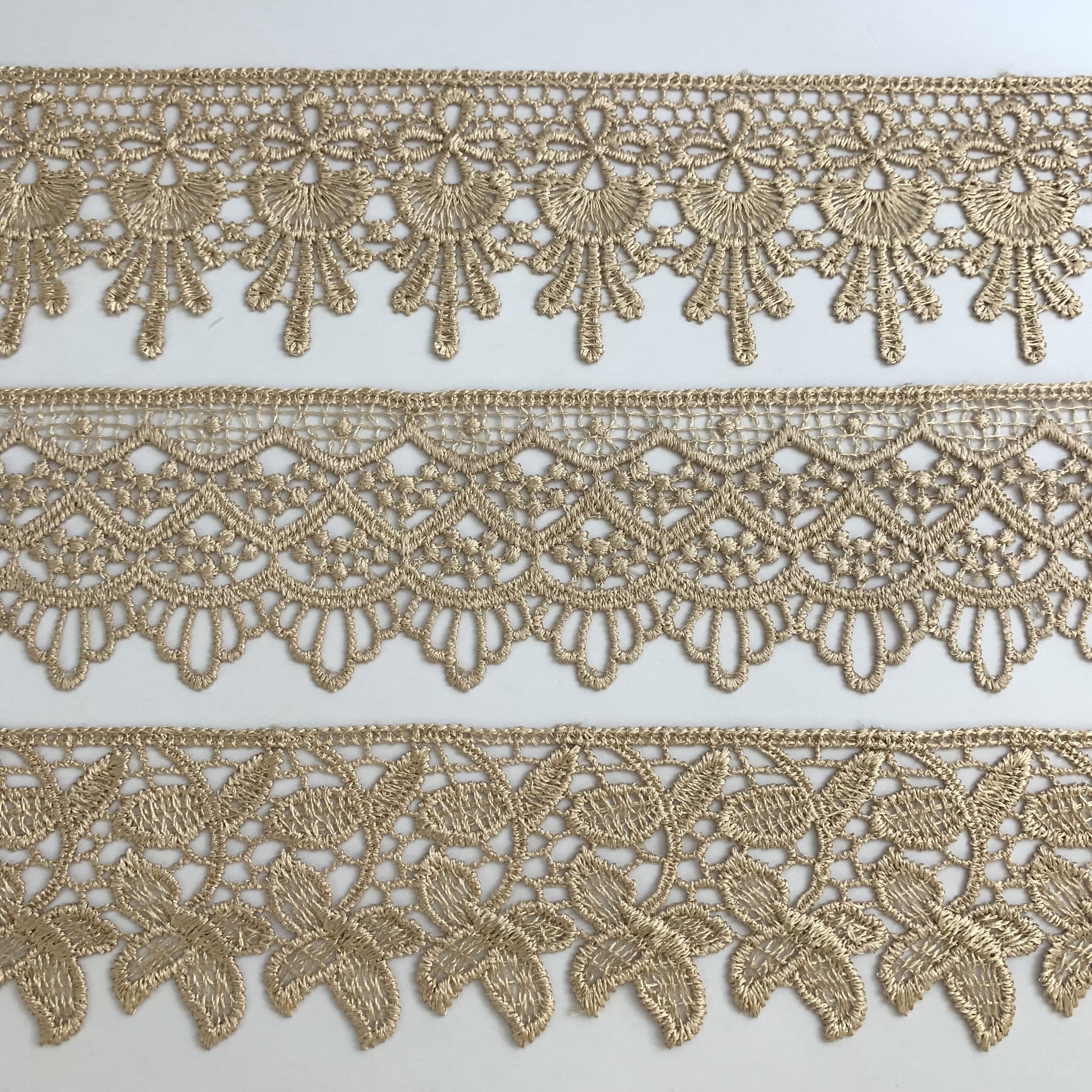 Factory Direct Wholesale Guipure Eyelet Lace Fabric Exquisite 3d Embroidery Flowers Lace Yellow Renda Chemical Lace Trim