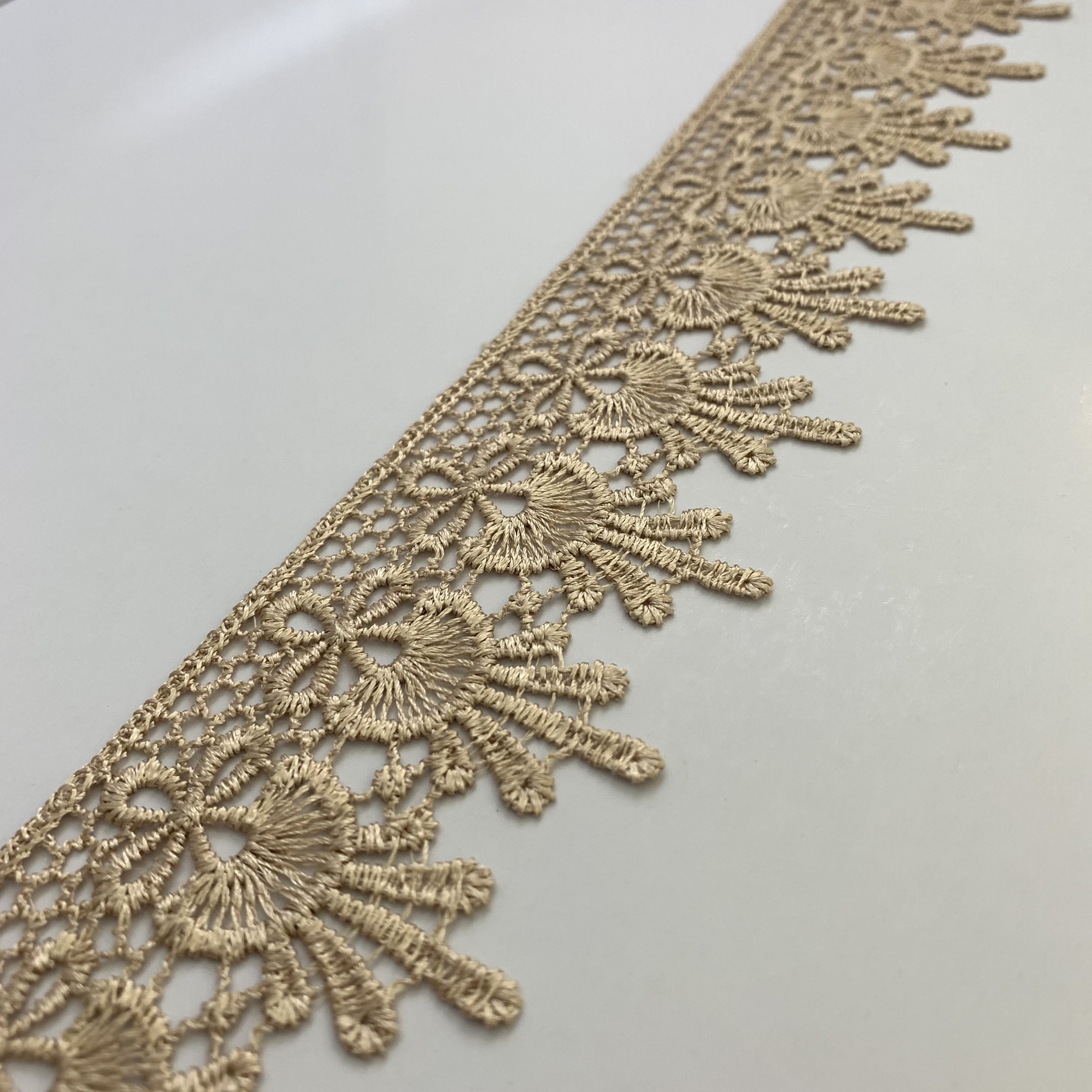 Factory Direct Wholesale Guipure Eyelet Lace Fabric Exquisite 3d Embroidery Flowers Lace Yellow Renda Chemical Lace Trim