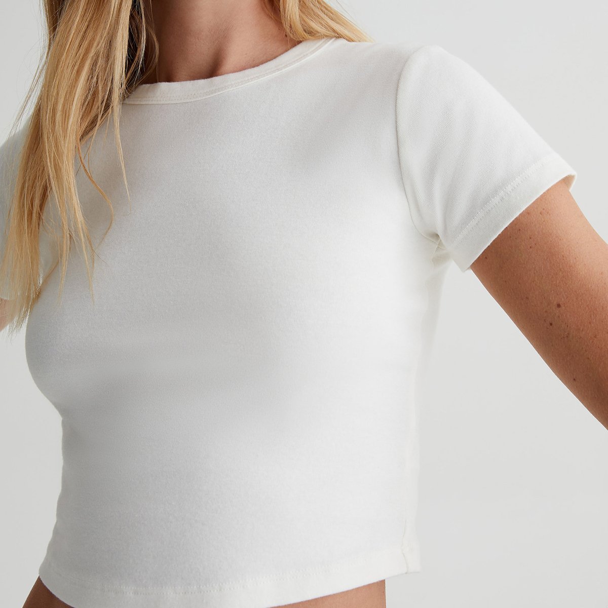 OEM/ODM Custom Classic white Women's Cropped Baby Tee - Soft 1x1 Rib Fabric, Versatile Layering, Everyday Staple, Fashion Edge