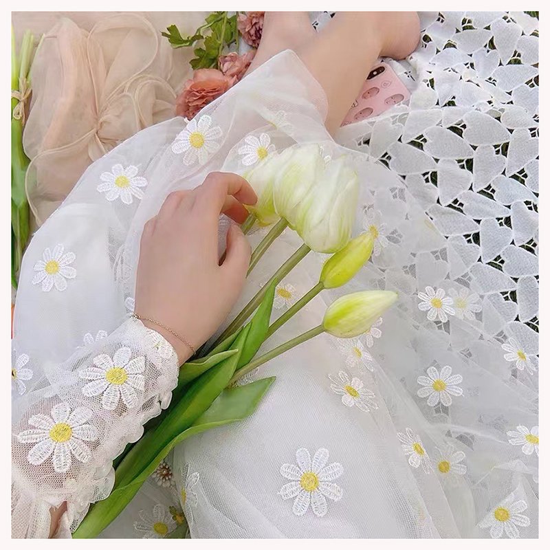 China Floral Embroidered Fabric Tulle White Flowers Embroidery Lace Tulle Dress Wedding Fabric