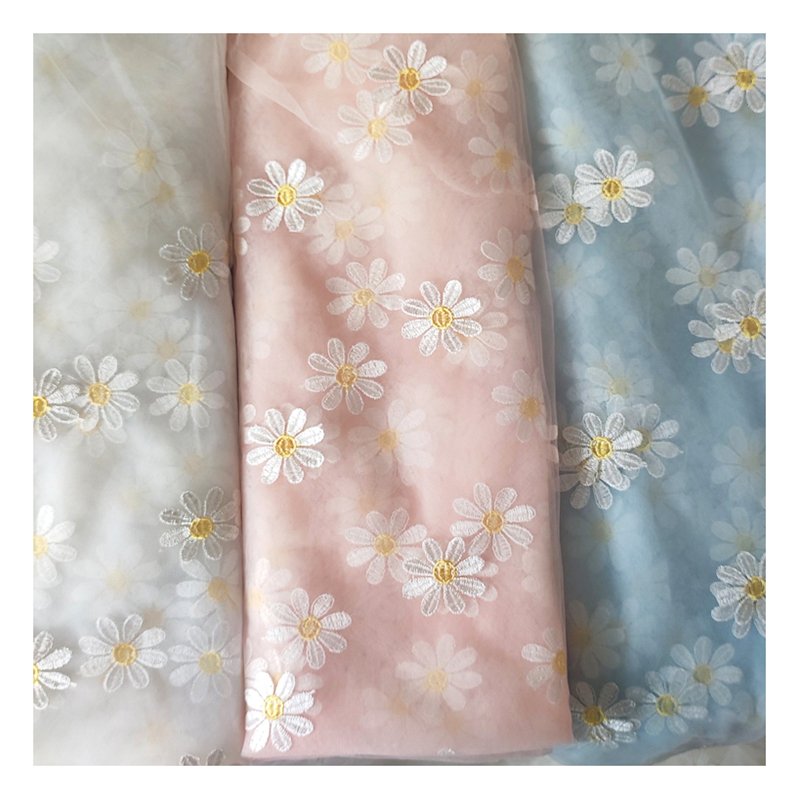 China Floral Embroidered Fabric Tulle White Flowers Embroidery Lace Tulle Dress Wedding Fabric