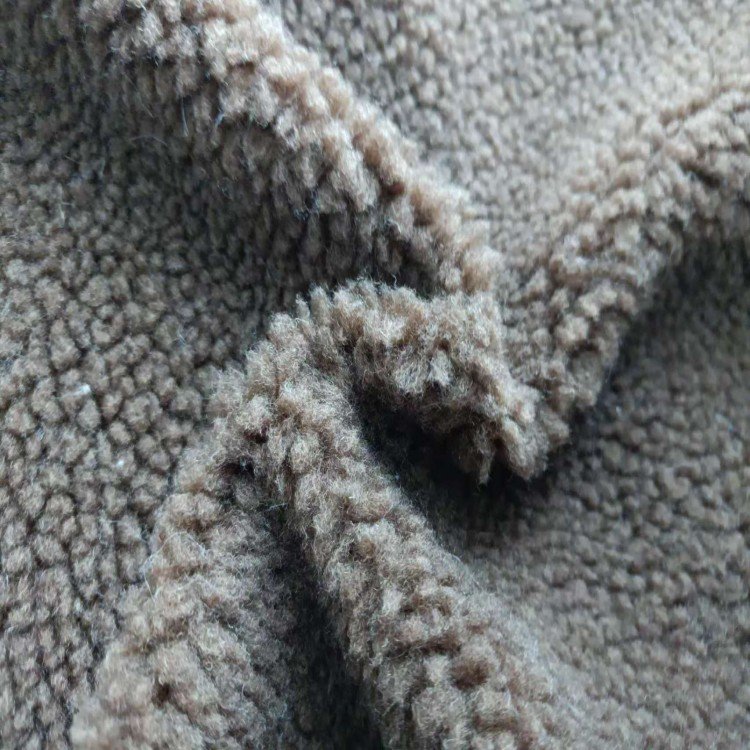 Popular style wholesale polyester 330gsm thick knit arctic sherpa fleece fabric roll for winter coat