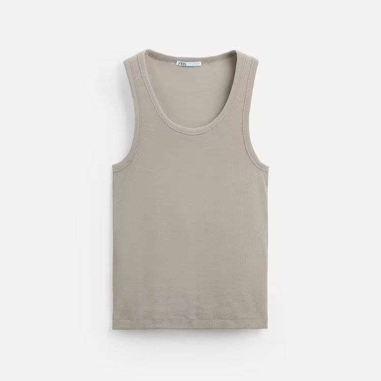 Slim fit T-shirt. Wide round neck and armhole sleeves.