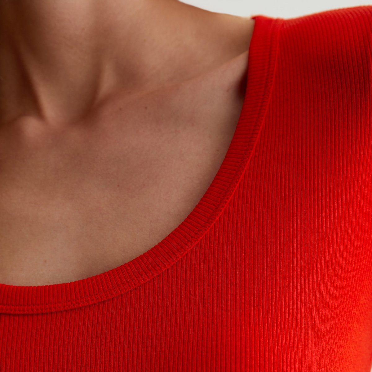 OEM/ODM Custom vibrant Red Women's Slim Fit Scoop Neck T-Shirt - Soft Stretch-Blend Rib Knit, Thick Binding Detail