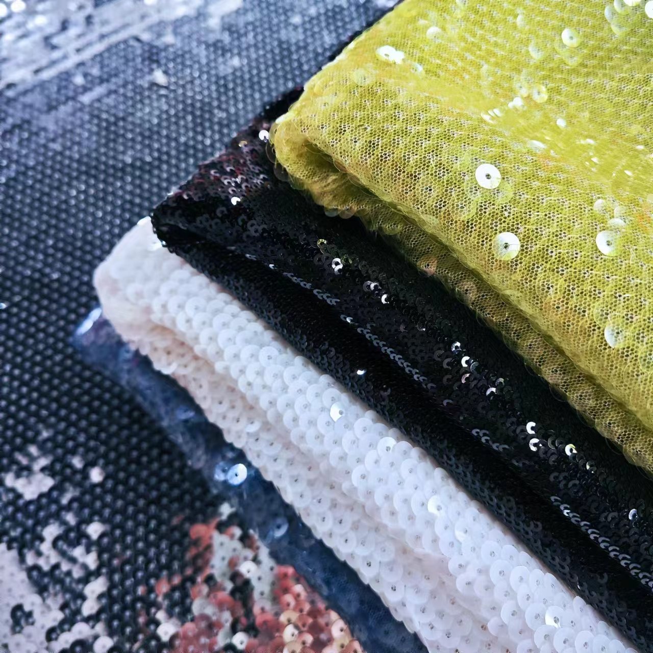 Fashion Sequin Fabric 100%Polyester Basic Mesh Fabric 280gsm Fish Scale Sequin Fabric for Designer 2024 Garments