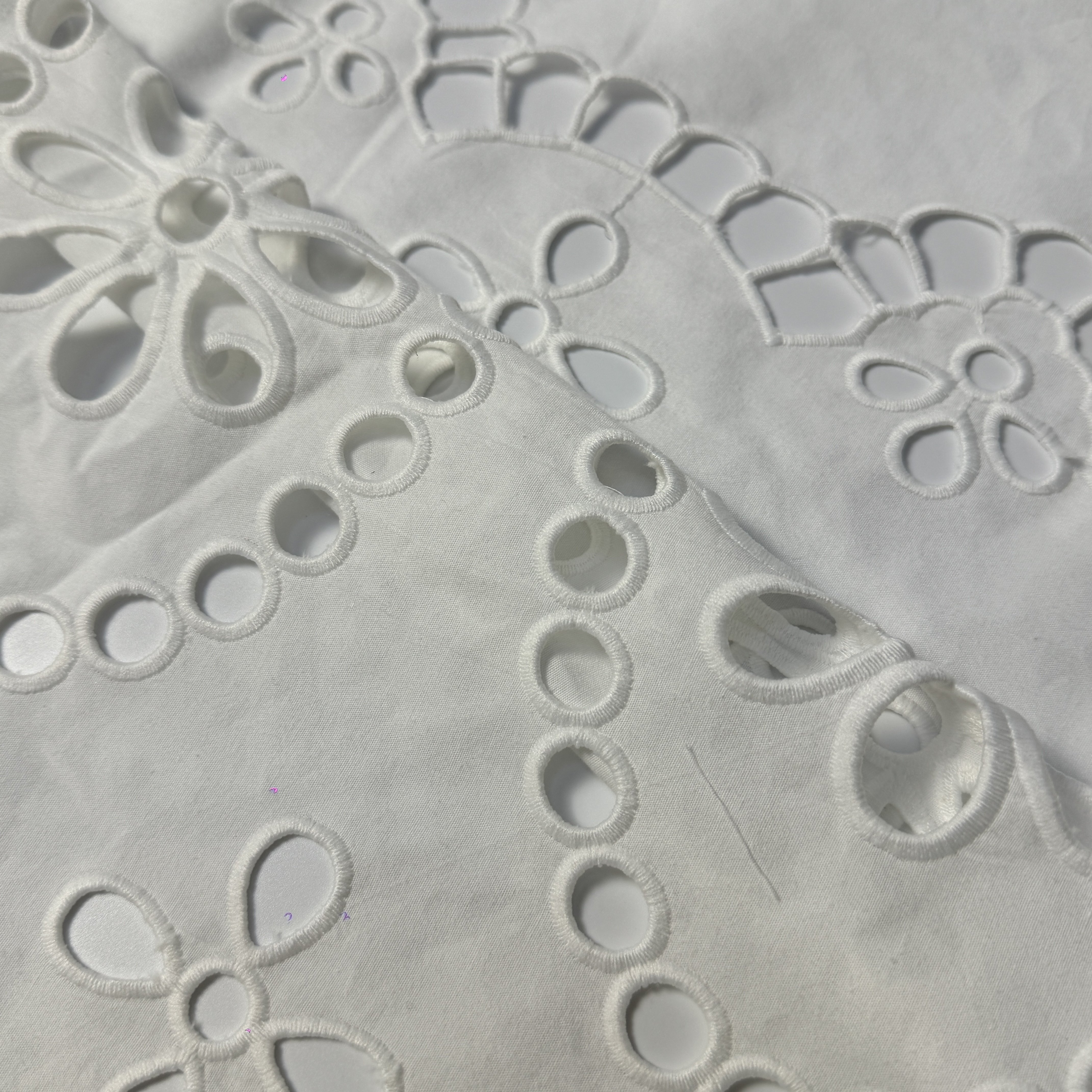 China Factory Wholesale Price Custom Heavy Weight White 100 Combed Cotton Malaysia Chemical Eyelet Lace Hand Embroidery Fabric