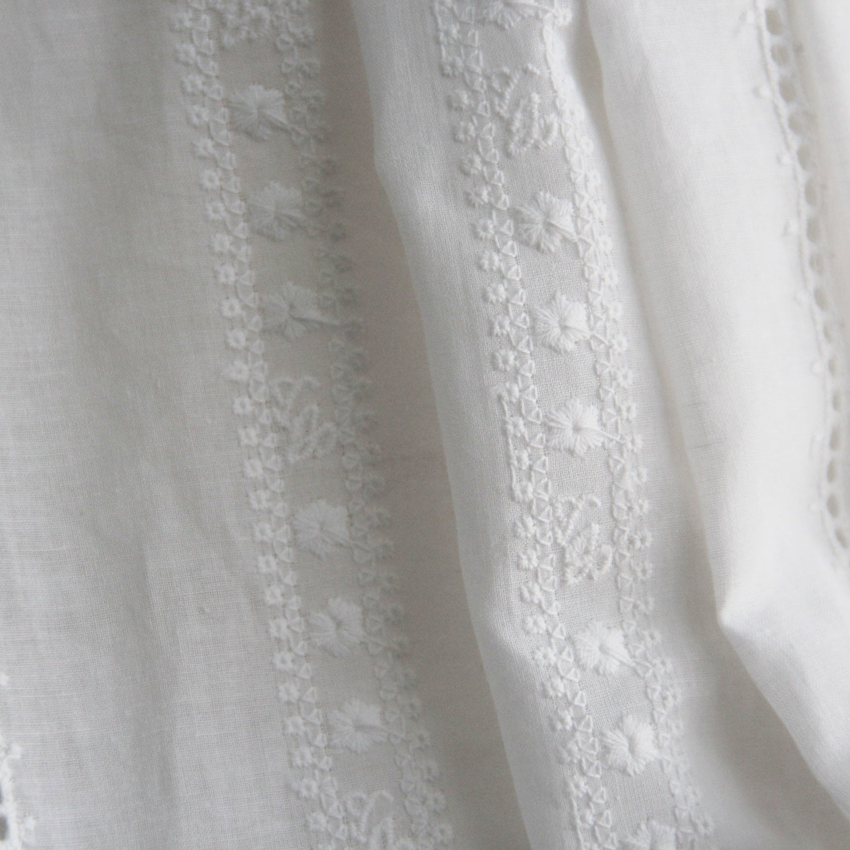 Wholesale custom embroidery thick 100% cotton lace fabric for women dress