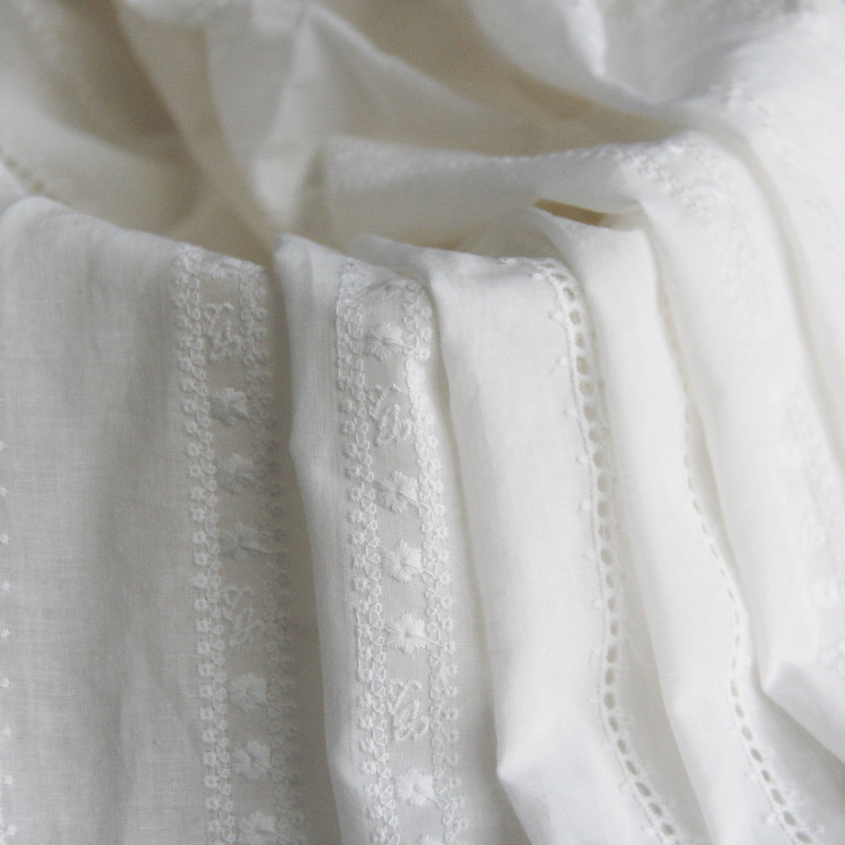 Wholesale custom embroidery thick 100% cotton lace fabric for women dress