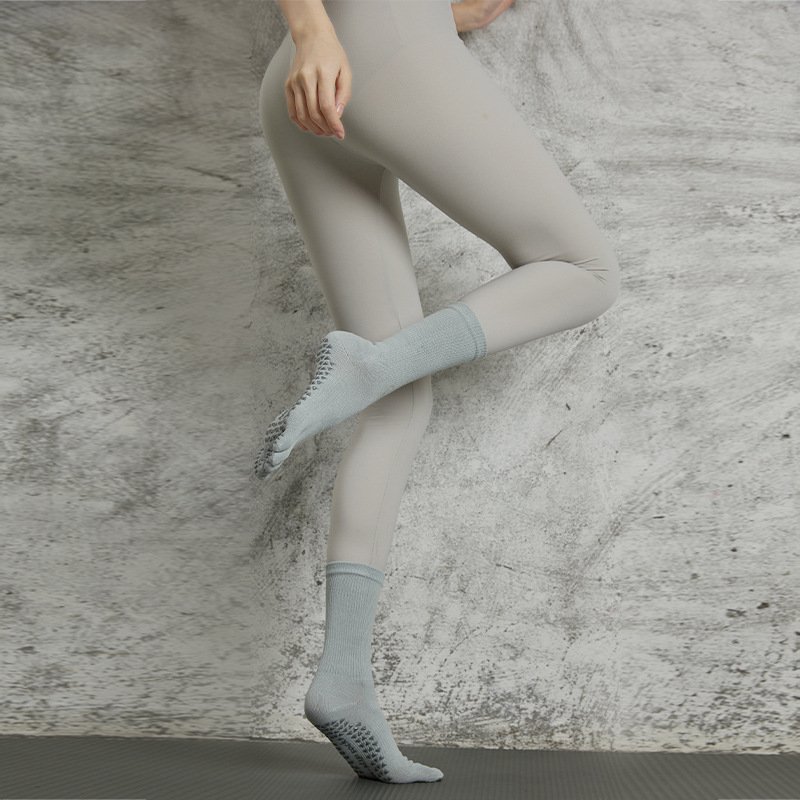 KTS573 Custom Logo Professional Five Toe Anti Slip Pilates Socks With Grips Women Non Slip Ribbed Cotton Yoga Crew Socks