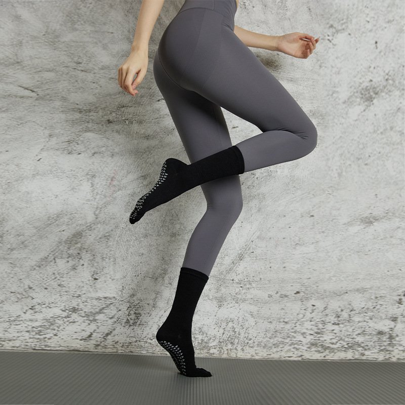 KTS573 Custom Logo Professional Five Toe Anti Slip Pilates Socks With Grips Women Non Slip Ribbed Cotton Yoga Crew Socks