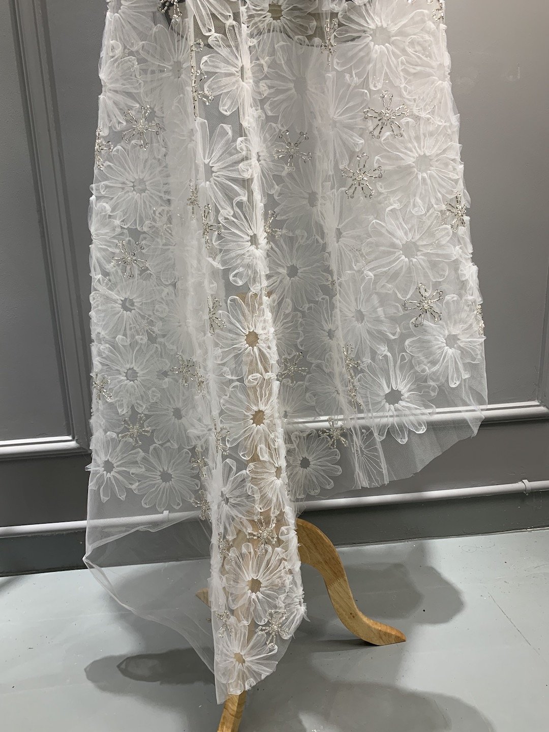 Wholesale Price Luxury Hand Made Heavy Beads Floral Bridal Lace Fabric Sequin Embroidery Fabrics with Flower Shape