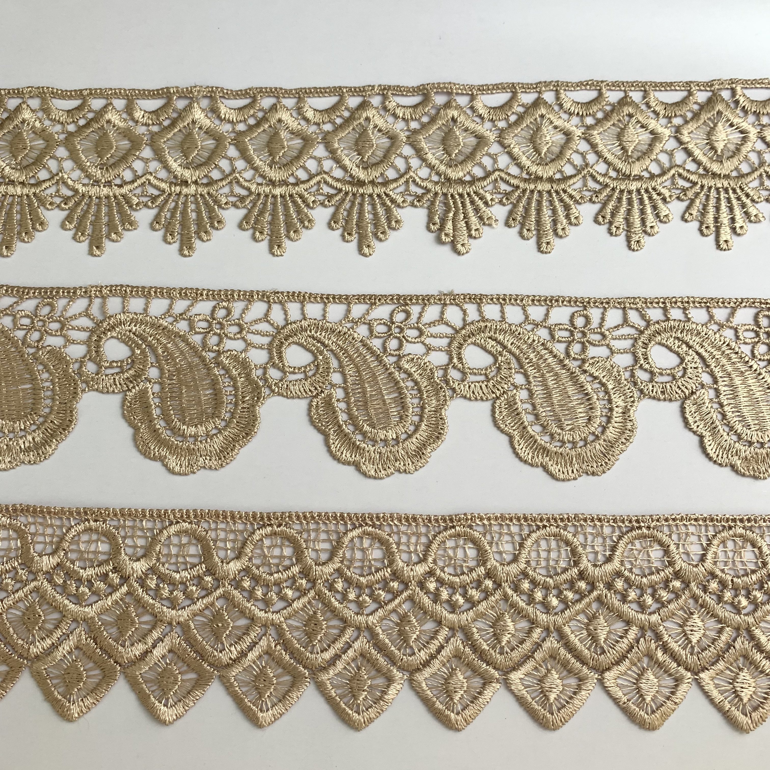 Wholesale Cheap Rendas Golden Flower Embroidery Fabric Guipure Water Soluble Polyester Lace Fabric Trim For Dress Lace
