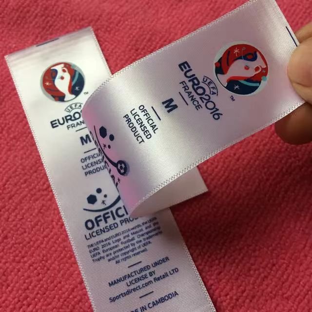 Wholesale Custom Brand Name Silk Screen Printing Heat Transfer Wash Care Neck Labels for T Shirts
