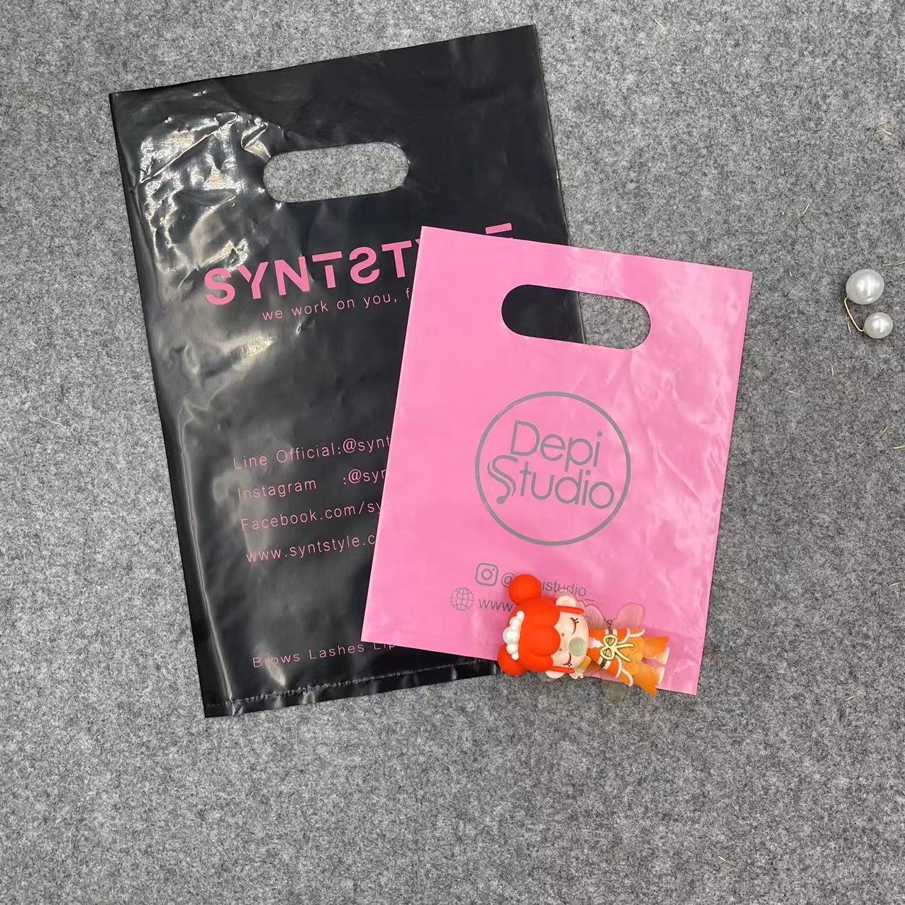 Wholesale Eco-friendly Recyclable Custom Logo Printed Die Cut Handle Plastic Packaging Shopping Bag For Clothing and Shoes