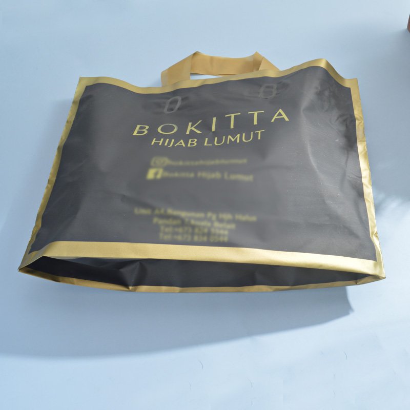 high quality wholesale custom logo black plastic retail bags carrier shopping bag with handle tote plastic bag for clothing